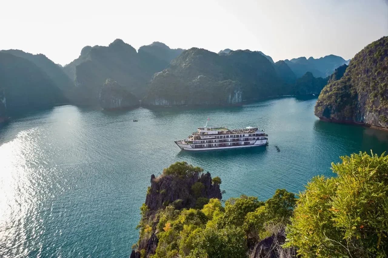 Rita Cruise - a place to admire the poetic scenery of Ha Long Bay