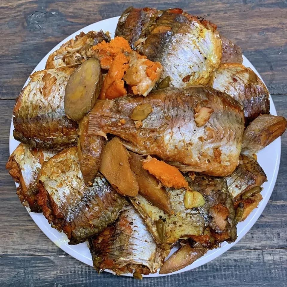 Discover Nam Dinh cuisine - Crucian carp buried in rice husks