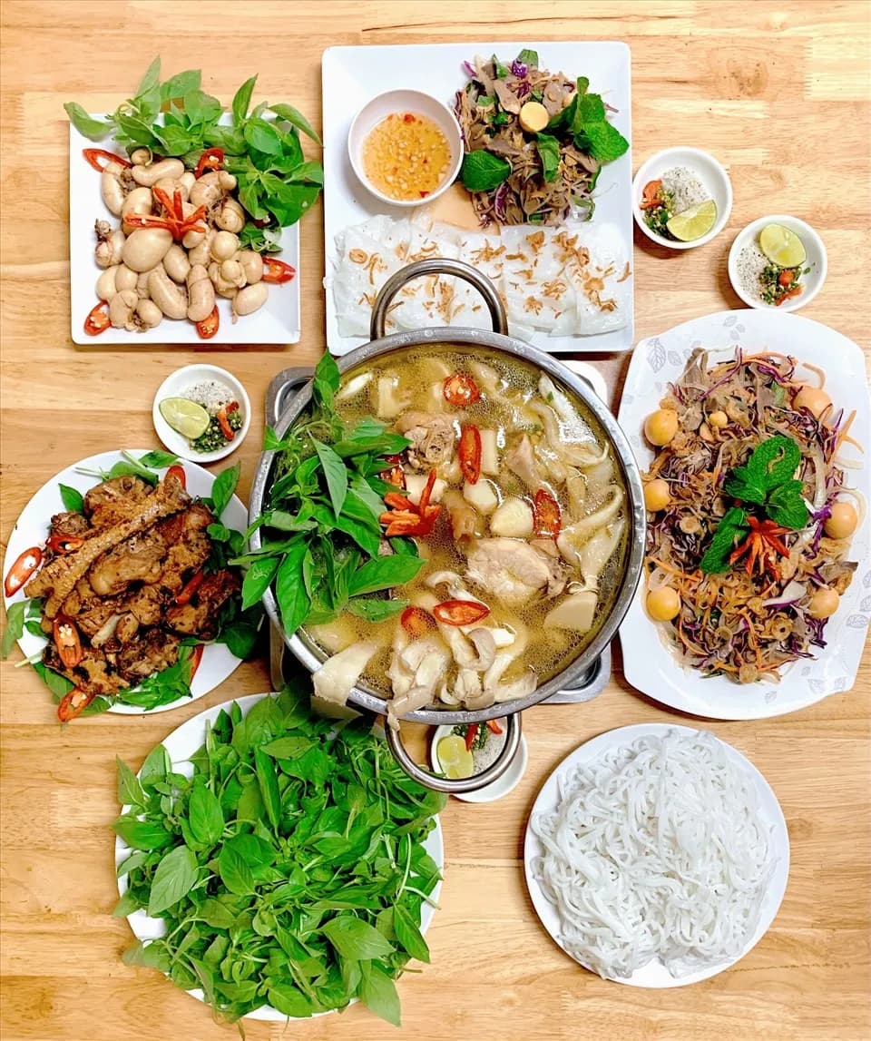 Enjoy the specialty of Phu Yen chicken hotpot with perilla leaves
