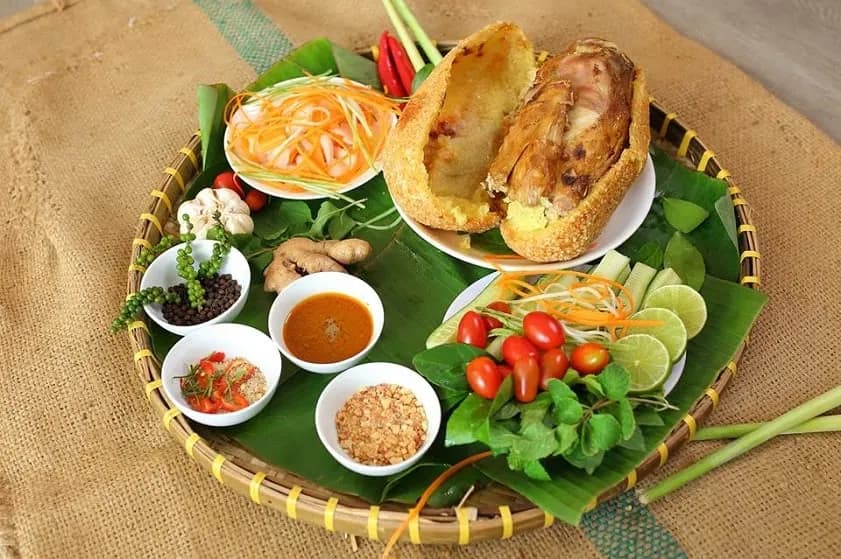 Crispy fried sticky rice chicken is a delicious "secret" dish of Hanoi cuisine.