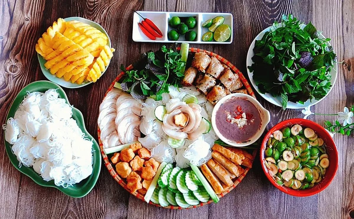 Mâm bún đậu đầy màu sắc với bún trắng mịn, đậu rán vàng giòn, chả, nem, mắm tôm, dứa và rau xanh tươi ngon. Các món ăn được sắp xếp hài hòa, trông đẹp mắt và hấp dẫn