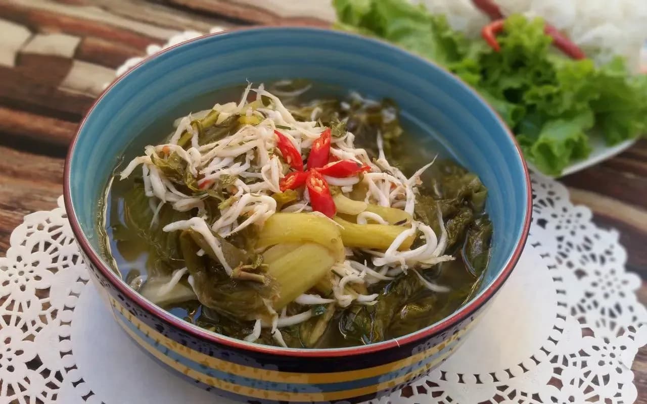 Rich flavor of sour fish soup - Quang Ninh specialty