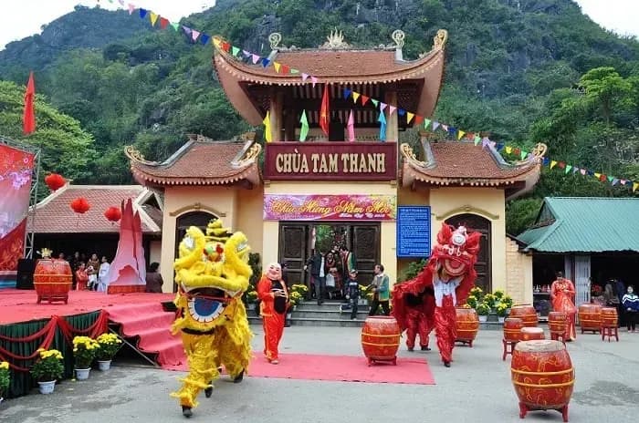 Traditional festival at Tam Thanh Pagoda, Lang Son, rich in local cultural colors.