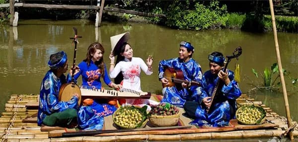 Day-tieng-Viet-va-am-nhac-truyen-thong---cach-truyen-ba-van-hoa-VN-_0156a6c477ee2e15176ef5380c07155a104537_DS_DonCaTaiTu.jpg