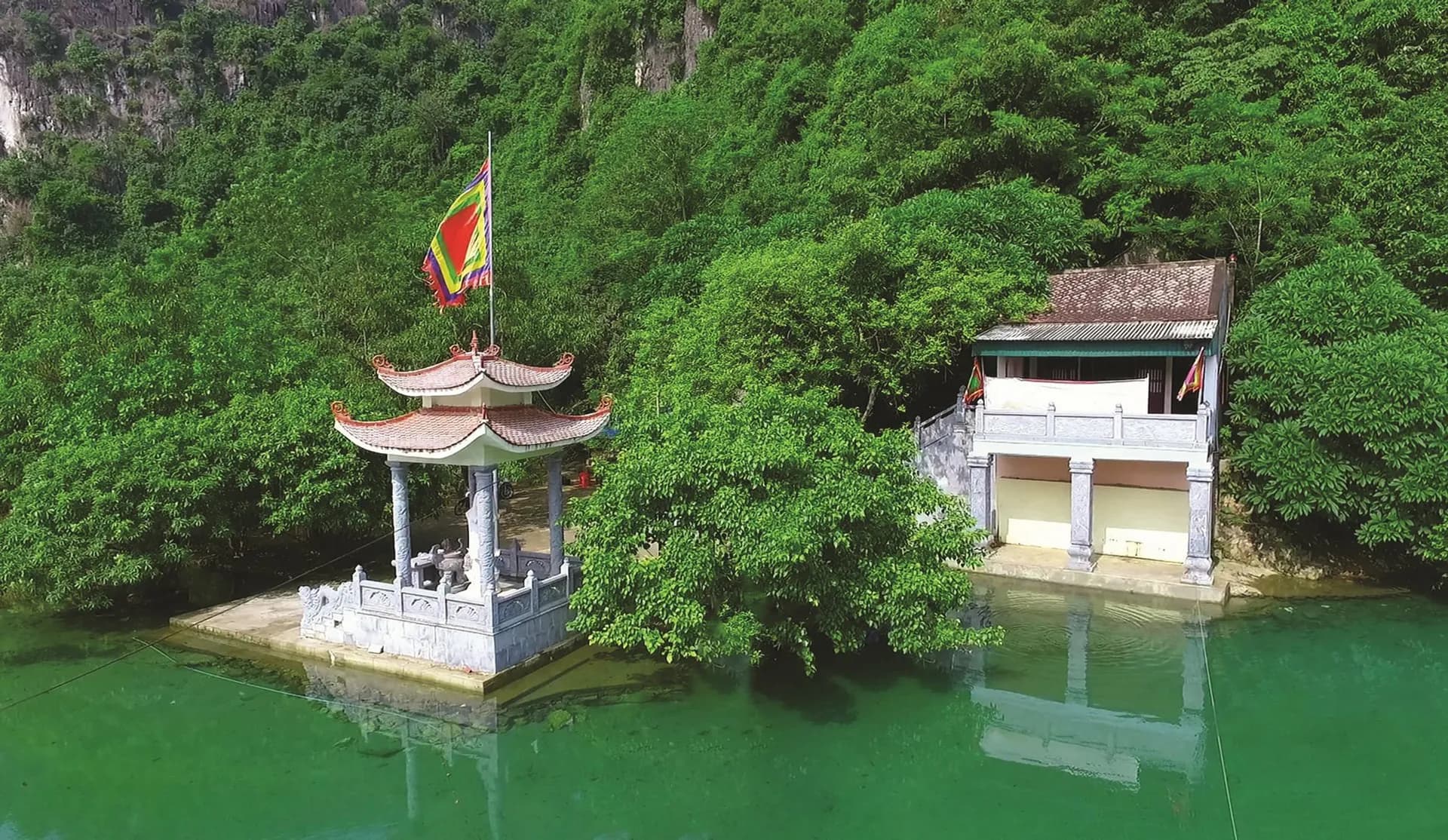 Den-Rong--den-Nuoc---diem-den-tam-linh-hap-dan_z5462398727159_1d6c439154146e73ef035c65e9557f31.jpg