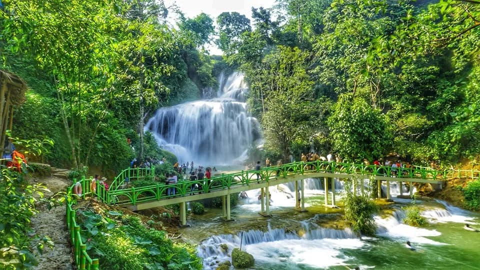Mu waterfall is beautiful and soft in the middle of the Northwest mountains and forests