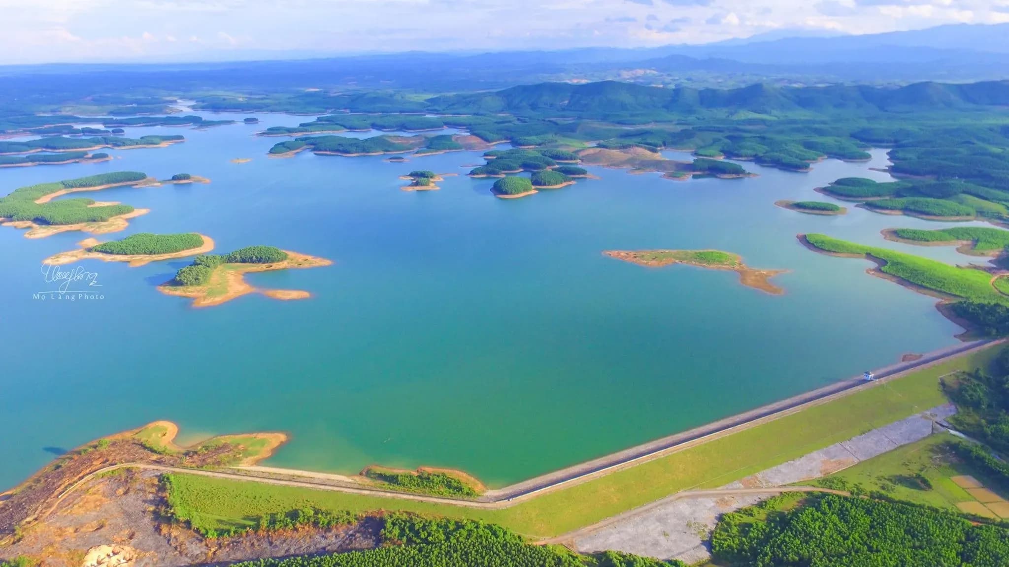 Ho An Ma Lake spans vast areas with lush green islets, set amidst untouched nature.