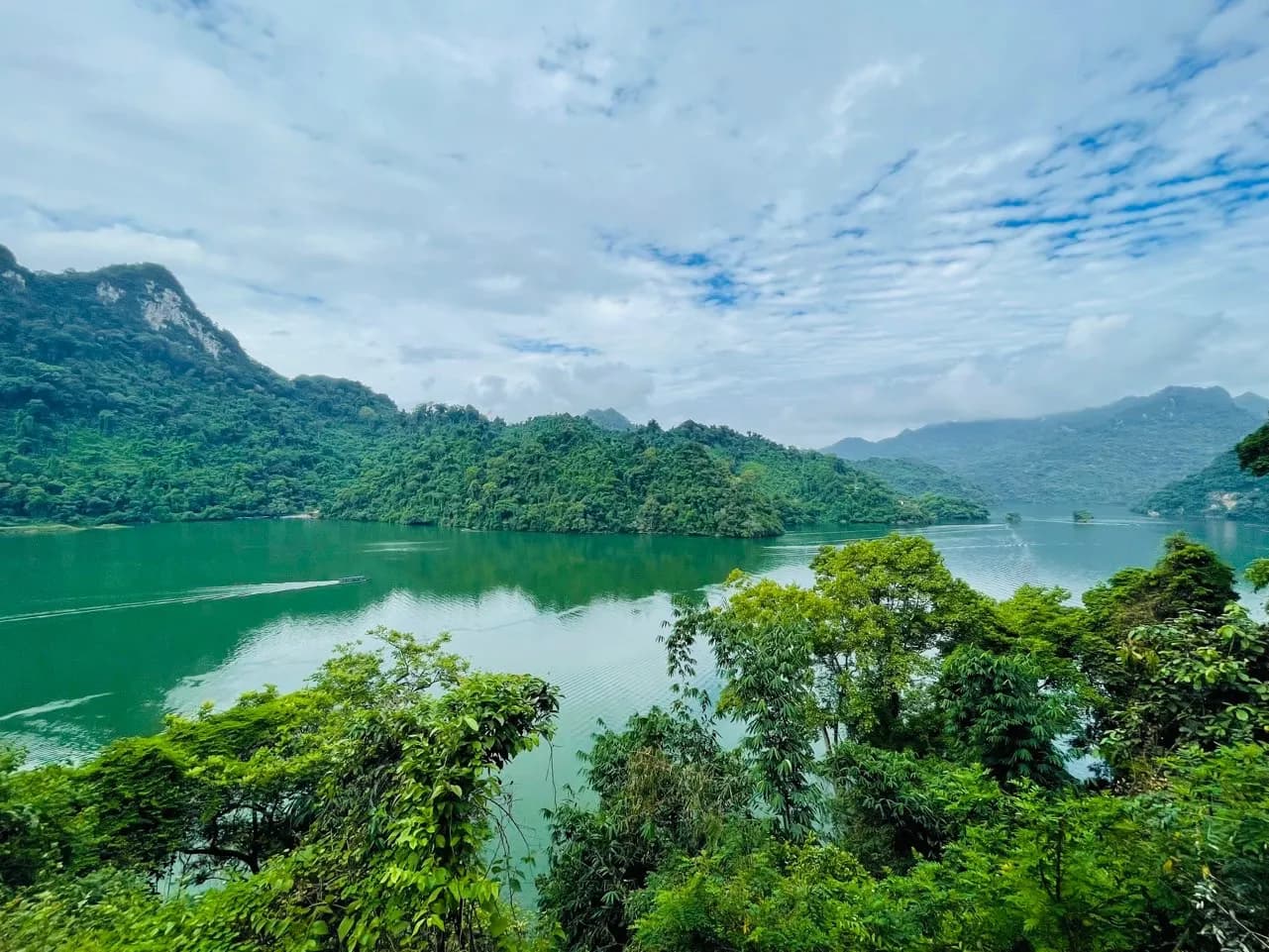 The enchanting beauty of the Green Gem in the heart of the mountains and forests