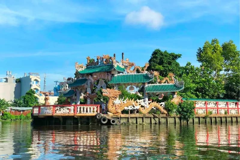Mieu-Noi-Phu-Chau---chon-yen-binh-giua-long-Sai-Gon--hoa-le-_z5466345373140_7db98f56256364ea0952424486b429a0.jpg