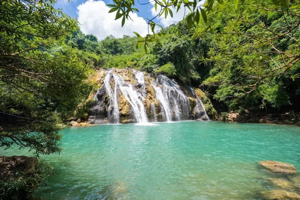 The lush beauty of the waterfall in Quang Tri’s forest invites you to reconnect with nature.