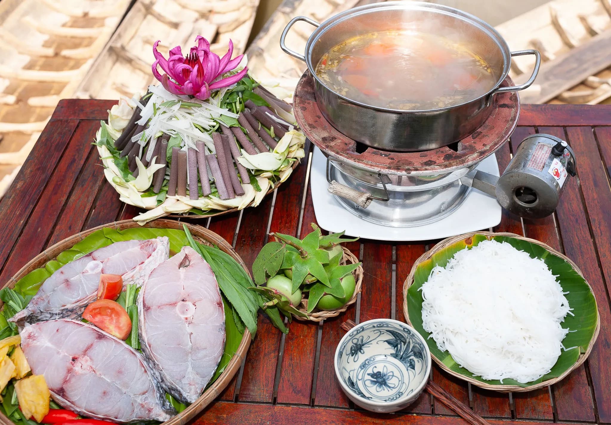 am-thuc-can-tho-duoc-vinh-danh-top-am-thuc-tieu-bieu-viet-nam_lẩu bần phù sa 1.jpg