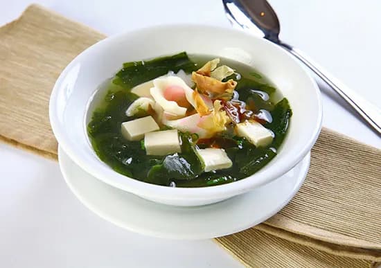 Seafood seaweed soup brings many health benefits