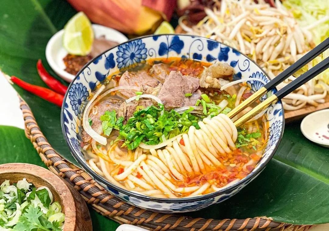 bun-bo-hue-dac-san-dan-da-lam-say-long-biet-bao-thuc-khach_Bún bò Huế 3.jpg