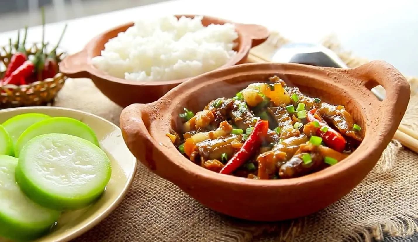 Savory Song Tra goby fish with white rice, a Quang Ngai delight.