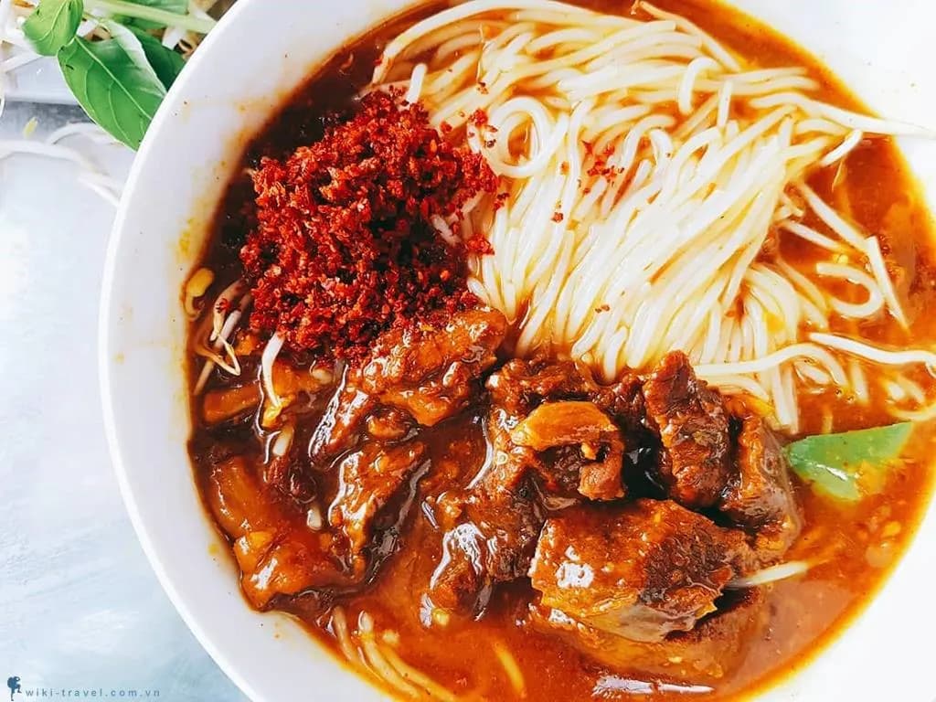 hai-quan-bun-ngon-nen-thu-khi-den-bac-lieu-vnexpress-du-lich_Bún bò cay - Bạc Liêu 2.jpg