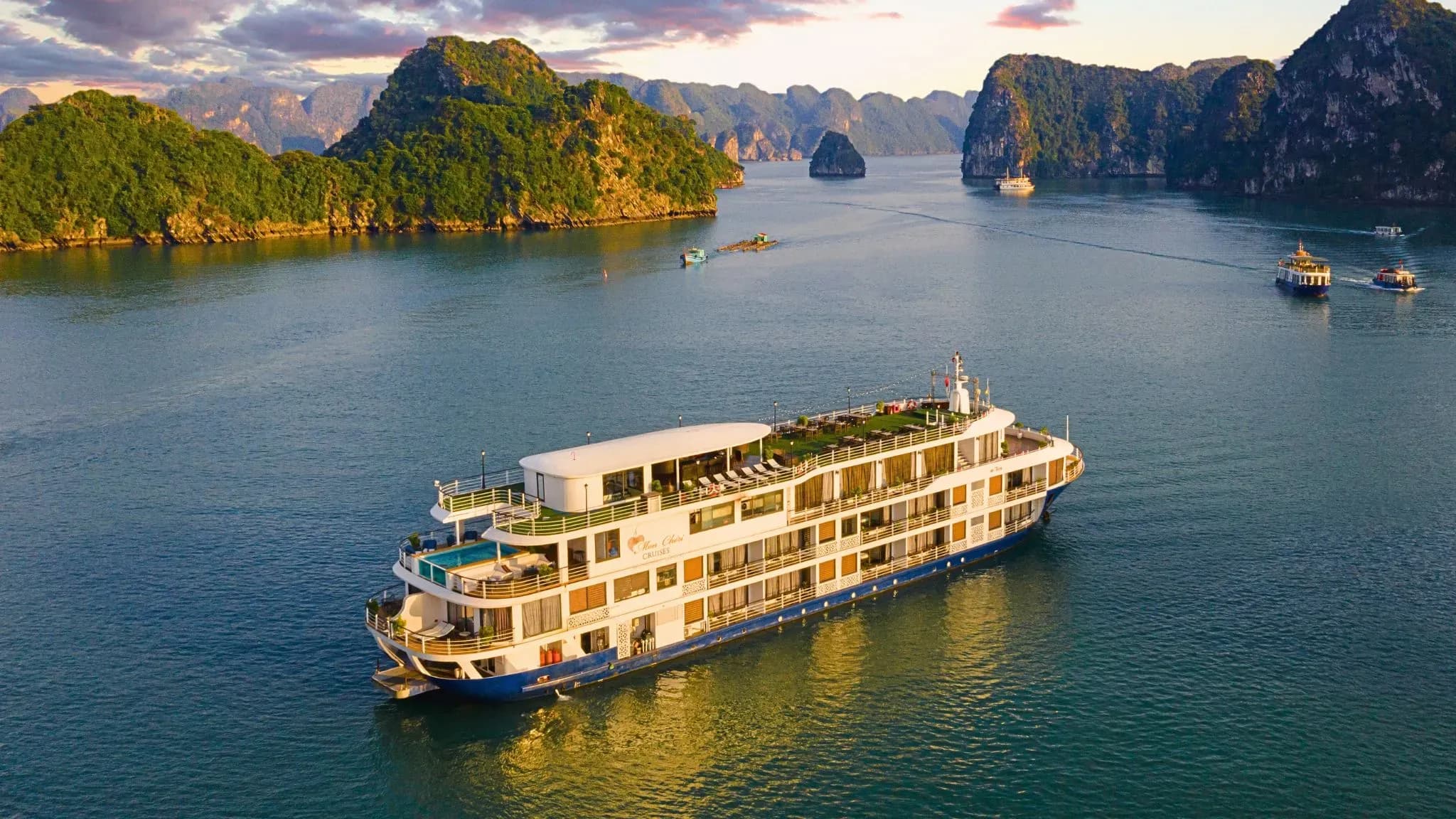 The cruise on Ha Long Bay